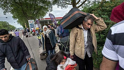 Juni 2013; Karlsruhe / Deutschland Afghanische Flüchtlinge mit ihren Habseligkeiten auf dem Weg in die  Landesaufnahmestelle für Flüchtlinge. © Christoph Püschner / Zeitenspiegel