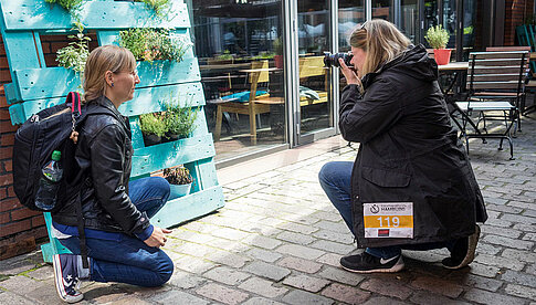 Zu Themen, die erst am Veranstaltungstag bekannt gegeben werden, müssen in acht Stunden 16 Bilder produziert werden.