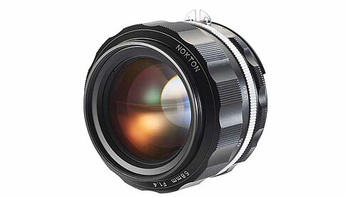 Voigtländer SL II – S58 mm/F 1,4 Nokton:  67,6 mal 45,5 mm groß; Filterdurchmesser 52 Millimeter