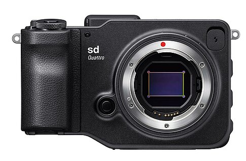 Sigma sdQuattro: Frontalansicht mit APS-C-Sensor