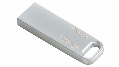 Die etwas größere und aus Metall gefertige Version „U364 Metal“ bietet gleiche Kapazitäten, aber USB-3.0-Anschluss. Sie wiegt nur sechs Gramm.