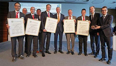 Für CEWE nahmen Sven-Olaf Huth, Carsten Cöppicus, Dr. Rolf Hollander, Dr. Matthias Hausmann und Stephan Schmidt den B.A.U.M.-Umweltpreis entgegen.  