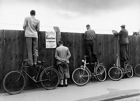 Toni Schneiders, Zaungäste, Weißenthurm 1952 © Nachlass Toni Schneiders/Stiftung F.C. Gundlach