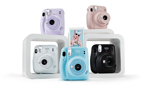 Die instax mini 11 ist in den Farben Sky-Blue, Charcoal-Gray, Blush-Pink, Lilac-Purple und Ice-Whirte erhältlich.