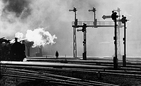 Toni Schneiders, Stellwerk frühmorgens, Lindau 1949 © Nachlass Toni Schneiders/Stiftung F.C. Gundlach