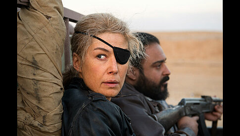 „A Private War“ mit Rosamunde Pike als Kriegsberichterstatterin Marie Colvin.