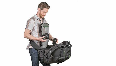 Der Zugriff auf die Ausrüstung im „BackLight 36L“ erfolgt über die Rückenseite, ohne den Rucksack abnehmen zu müssen.