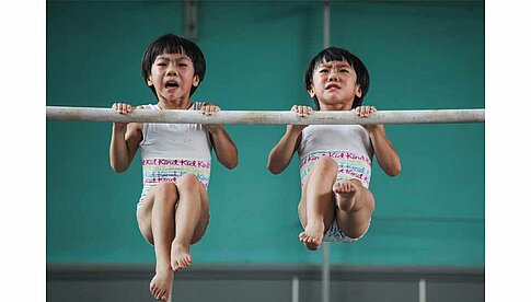 Der Chinese Yuan Peng war im Wettbewerb 2017 der Erstplatzierte in der Profi-Kategorie „Sport“. Er lichtete die Zwillinge Liu Bingqing und Liu Yujie in einer chinesischen Sportakademie ab. © 2017 Sony World Photography Awards, Yuan Peng