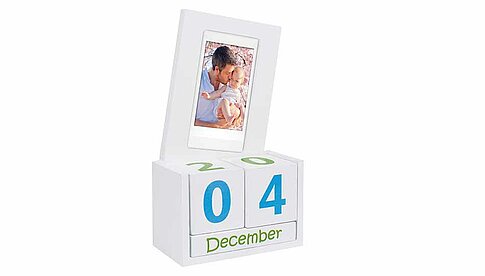 Prima Geschenkidee: Der „Würfel-Kalender“ für „instax WIDE“- und „instax mini“-Bilder mit ewigem Kalendarium.