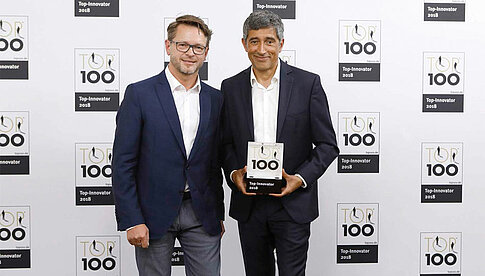 Jürgen Swoboda, Prokurist WhiteWall (links), erhält die Auszeichnung von TOP 100 Award-Mentor Rangar Yogeshwar. Foto: KD Busch/compamedia