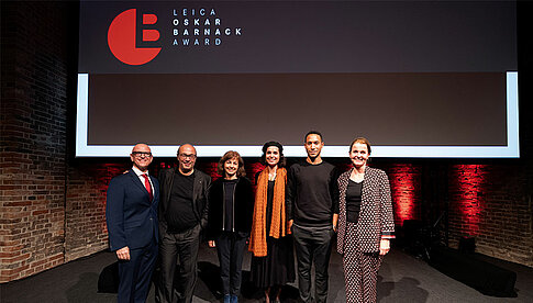 Der amerikanische Fotograf Craig Semetko führte durch die Preisverleihung. Neben ihm Dr. Andreas Kaufmann, Claudine Doury, Nanna Heitmann, Mustafah Abdulaziz, Karin Rehn-Kaufmann (v. l. n. r.)