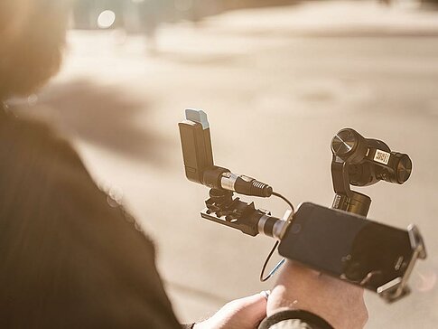 Gimbal-Kamera, Smartphone und Sennheiser AVX-System werden kombiniert