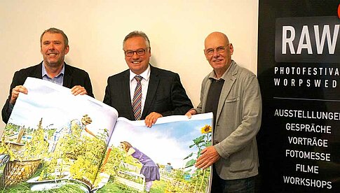 Großes Photofestival in der Künstlerkolonie Worpswede - von links: Jürgen Strasser, Projektleiter, Stefan Schenke, Bürgermeister von Worpswede, sowie Rüdiger Lubricht, künstlerischer Leiter