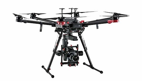 100 Megapixel aus der Luft: DJI-Hexakopter mit Hasselblad-Mittelformatkamera.