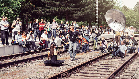 Zu Live-Shootings rund um die Themen Blitz, Lichtführung, Bildbearbeitung und Druck lädt Kohl Photography an der Gleiswaage auf dem Kraftzentralenvorplatz.