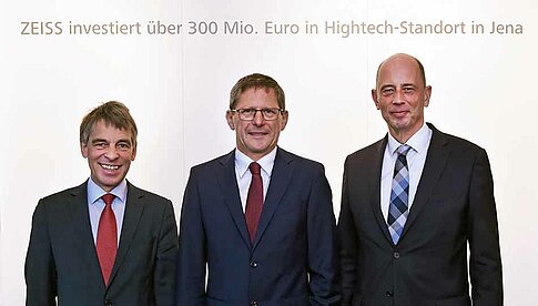 Am 13. Oktober stellte Zeiss die neuen Pläne für das Hightech-Zentrum in Jena vor. Von links: Dr. Albrecht Schröter, Oberbürgermeister der Stadt Jena, Prof. Dr. Michael Kaschke, Vorsitzende des Konzernvorstands der Carl Zeiss AG, und Wolfgang Tiefensee, der Thüringische Minister für Wirtschaft, Wissenschaft und Digitale Gesellschaft.