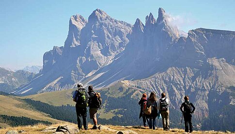 Bei den Wanderungen zeigt der Fotograf Vito Miribung Locations für die Aufnahmen und verhilft zu perfekten Fotos der „Brennenden Dolomiten“.