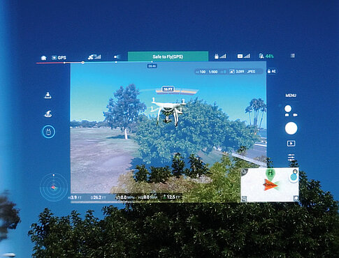 Das elektronische Bild der DJI-App wird in die Epson-Brille eingespiegelt, durch die man seine Umgebung sieht