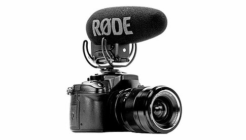 Røde VideoMic Pro+: Je nach DSLR kann sich das Mikrofon per „Auto-On/Off“ bei Einschalten der Kamera selbsttätig aktivieren.