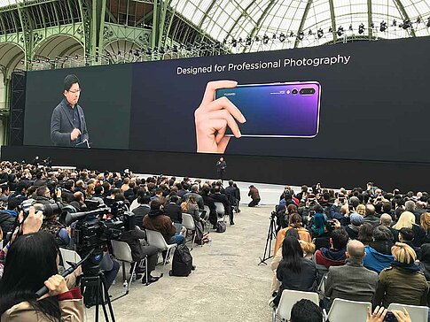 Das neue Huawei P20 Pro wird vor großem Publikum in Paris vorgestellt.