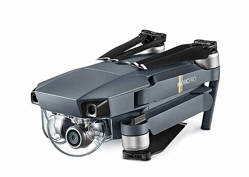 DJI Mavic Pro: Beim Transport legt der Multikopter die Arme an und klappt die Propeller ein