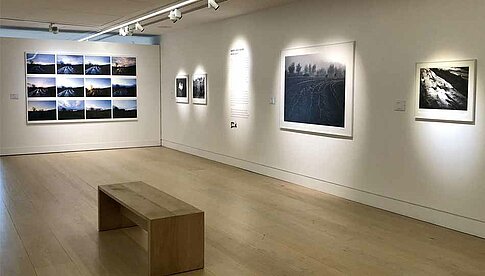 Der Fotograf Denis Piel entschied sich für seine Ausstellung „Down to earth“ im Auktionshaus Phillips in London für Halbe-Rahmen mit einem einseitig feinmattiertem Weißglas.