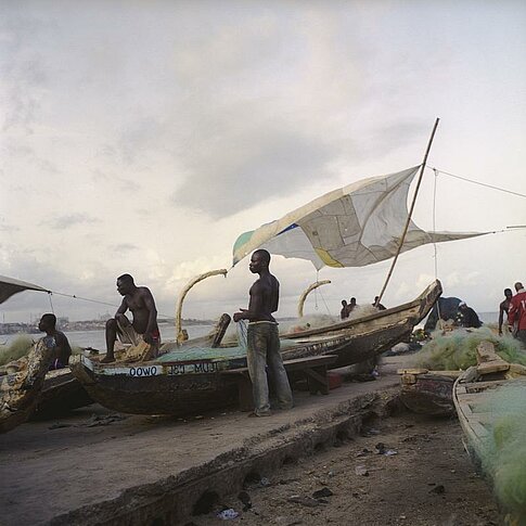 Denis Dailleux: La voile à James Town, Ghana. 2009. c-Print, 120 x 120 cm, kaschiert, gerahmt, Ed. 6 © Denis Dailleux, courtesy Galerie—Peter—Sillem 