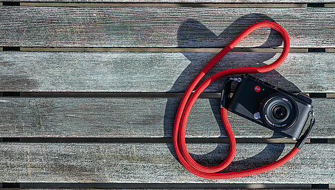 Der COOPH Leica Rope Strap ist aus stabilem Kletterseil mit Lederbesatz gefertigt.