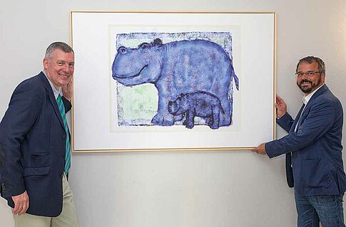 Manfred Rau von Fujifilm Imaging Germany (rechts im Bild) bei der Übergabe der Bilder an das „Dr. von Haunerschen Kinderspital“ der Universität München, vertreten durch Prof. Dr. Florian von Heinen.