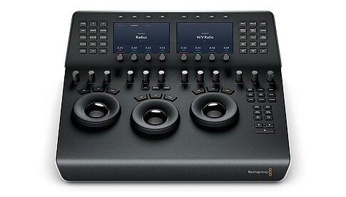 Blackmagic Design: Das größere „DaVinci Resolve Mini Panel“ bietet zusätzliche Drehregler und zwei Farb-LC-Displays