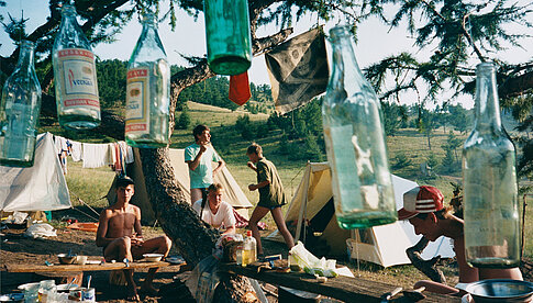 Lake Baïkal, Campsite 1993, aus der Serie „Let's sit down before we go“, © Bertien van Manen, Courtesy Robert Morat Galerie