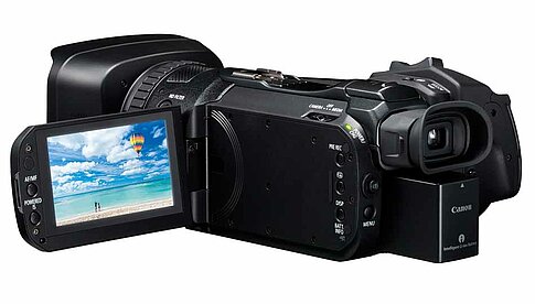 Canon Legria GX10: Der Klappmonitor besitzt eine Bilddiagonale von 8,9 Zentimetern (3,5 Zoll) und eine Auflösung von 1,56 Millionen RGB-Bildpunkten.