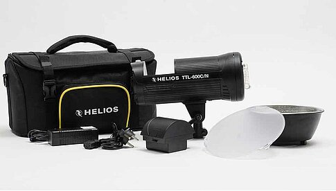 Helios TTL-600C/N: Standard-Set mit Normalreflektor, Streuscheibe und Tasche.