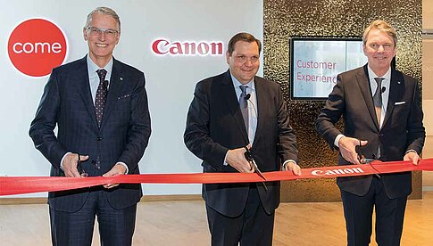 Offizielle Einweihung der Deutschland-Zentrale von Canon (von links): Rokus van Iperen, President & CEO Canon EMEA, Frank Meyer, Oberbürgermeister der Stadt Krefeld, und Rainer Führes, Geschäftsführer Canon Deutschland