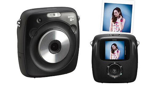 Vor der Ausgabe auf dem neuen instax-SQUARE-Film kann man die Bilder auf einem Drei-Zoll-Monitor kontrollieren und bearbeiten