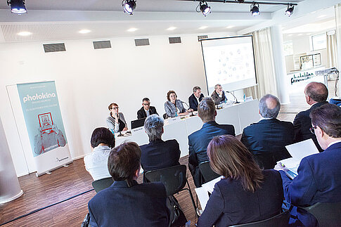 Photokina Fachpressekonferenz, v.l.n.r. Sarah Becker-Kraft, Markus Oster, Katharina C. Hamma, Geschäftsführerin Koelnmesse, Rainer Führes, Vorstandsvorsitzender Photoindustrie-Verband, Christian-Müller-Rieker, Geschäftsführer Photoindustrie-Verband