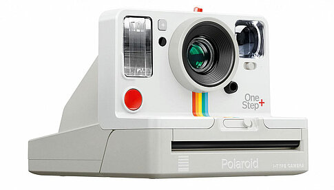 Äußerlich einer klassischen Polaroid-Sofortbildkamera sehr ähnlich, aber ein modernes System aus dem Jahr 2018: Polaroid OneStep+