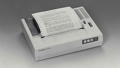 Der erste Canon-Drucker mit „Bubble-Jet“-Tintenstrahltechnik hieß BJ-80, erreichte eine Auflösung von 180 dpi und druckte ausschließlich Schwarz-Weiß.