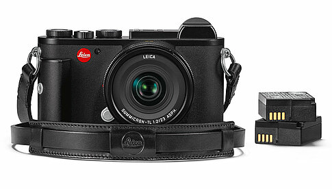 Leica CL Street Kit mit Objektiv Leica Summicron-TL 1:2/23 ASPH., Handgriff, zweitem Akku und einem Ledertrageriemen.