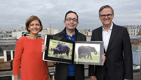 Das 50-millionste CEWE-Fotobuch bestellte D. Macere, der es von Laurence Courtinat-Vernon (CEWE France) und Patrick Berkhouwer (CEWE) entgegennahm.