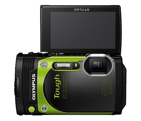 Olympus TG-870: Front mit hochgeklapptem LCD