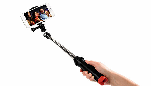 Hama Multi 4in1 ist dank Teleskopauszug auch als Selfie-Stick einsetzbar