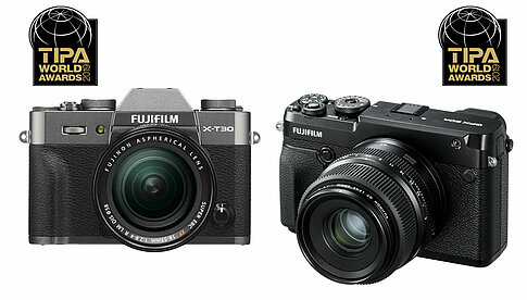 Die Fujifilm X-T30 (links) und die Mittelformatkamera GFX 50R erhielten TIPA-Awards in den Kategorien „Best APS-C Camera Advanced“ und „Best Medium Format Camera“.