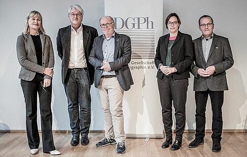 Gruppenphoto des neuen geschäftsführenden Vorstands der DGPh, v. l. n. r.: Simone Klein, Rainer Danne, Michael Ebert, Dr. Angela Matyssek, Ditmar Schädel (es fehlen Gabriele Conrath-Scholl und Anna Gripp), © Rüdiger Glatz