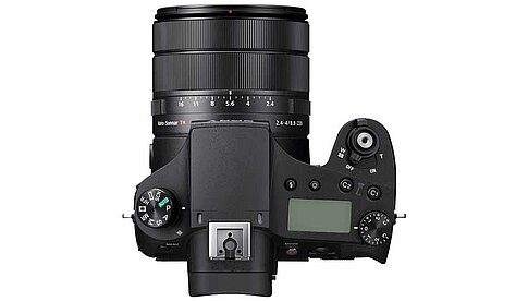 Sony RX10 IV: Wahlräder, viele Schalter und vom Anwender definierbare Funktionsschalter erleichtern die Bedienung