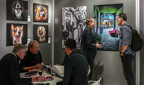 Am Messestand konnten die Besucher unter anderem eine Galerie mit FineArt-Drucken auf Hahnemühle-Papier besuchen.