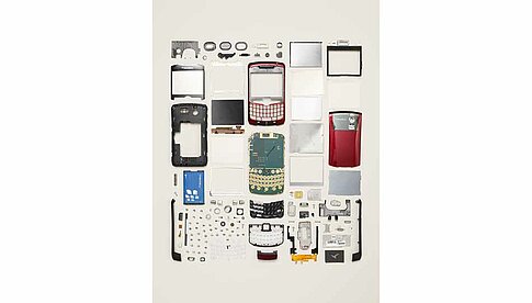 Todd McLellan „Disassembled Mobile Phone“