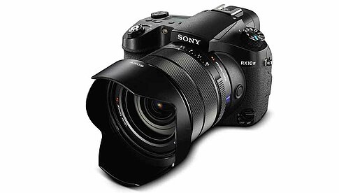 Für das Kooperationsprojekt nutzten die Fotografen die Sony RX10 III, die mit lautloser Auslösung und einem 24-bis 600-Millimeter-Objektiv Aufnahmen möglich macht, ohne die Tiere zu stören.