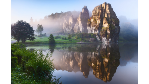 Siegerfoto 2018 der Kategorie „Himmel und Erde“:  „Mythos Externsteine“, © Thomas Ulrich, Deutschland