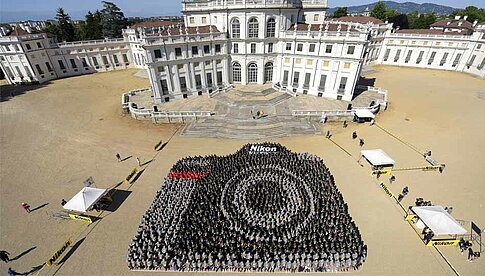 Über 1.000 Menschen positionierten sich vor dem Schloss, um die einzelnen Elemente der Kamera darzustellen.